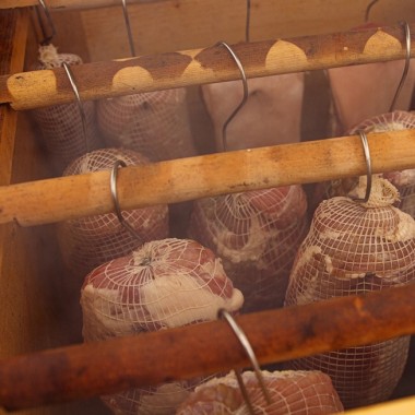 NATŪRALIOS ALKSNIO ir BUKO medienos vidutinės frakcijos (KL8) drožlės 15kg